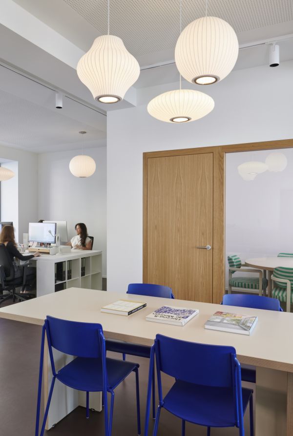 Transformation d'une ancienne pharmacie en bureaux