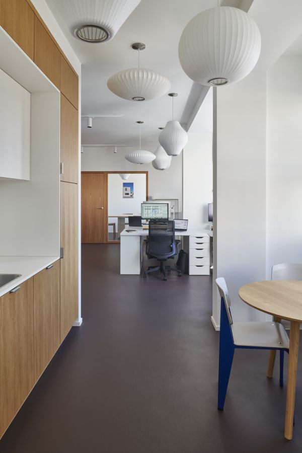 Transformation d'une ancienne pharmacie en bureaux